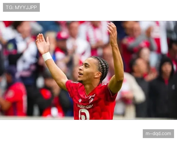 特写：姆巴佩戴帽后向看台比出“24”手势，致敬即将离任的恩里克斯帅